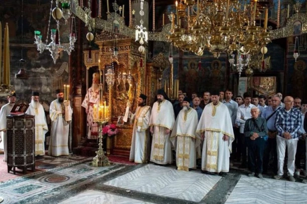 KO OBLIKUJE BUDUĆE DUHOVNE VOĐE SRBIJE: Mitropolit Teodosije odveo bogoslove iz Prizrena na mesto gde se vera ne uči iz knjiga