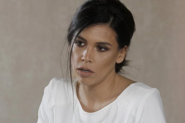 ŠTA SE DESILO SA LICEM KAJE OSTOJIĆ? Lepotica sva u OŽILJCIMA!