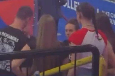 DEVOJKE HTELE DA GLEDAJU MEČ NAŠIH ODBOJKAŠICA, ALI OBEZBEĐENJE NIJE HTELO DA IH PUSTI: Onda je uleteo srpski košarkaš i REŠIO PROBLEM OVIM POTEZOM! (VIDEO)