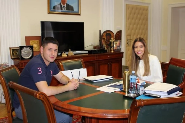 "SVAŠTA JE DO SADA PREGRMEO"! Mesarović sa studentom Pavlovićem razgovarala o podsticajnim programima za mlade!