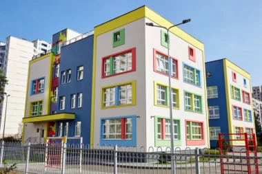 DRAMA! Muškarac s nožem pojavio se pred vrtićem punim dece! ODMAH POZVANA POLICIJA!