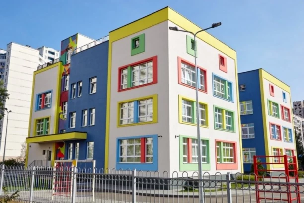 DRAMA! Muškarac s nožem pojavio se pred vrtićem punim dece! ODMAH POZVANA POLICIJA!