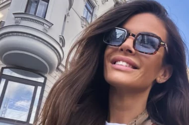 PEVAČICA FURA TORBU SKUPLJU OD MNOGIH AUTOMOBILA: Pogledajte gde smo je UHVATILI sa ćerkicom! (VIDEO)