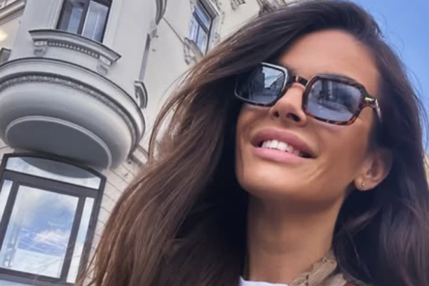 PEVAČICA FURA TORBU SKUPLJU OD MNOGIH AUTOMOBILA: Pogledajte gde smo je UHVATILI sa ćerkicom! (VIDEO)