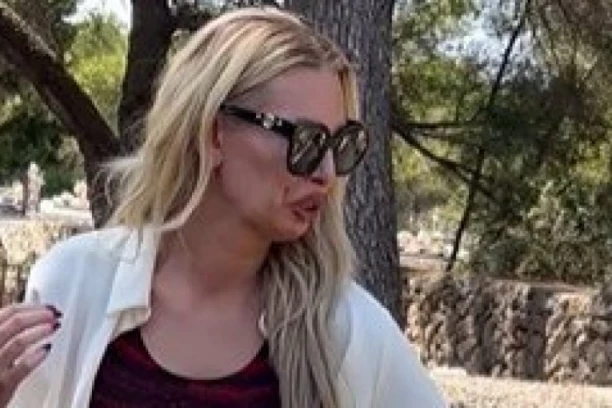 STANJE JOJ SE POGORŠALO, OVO KIDA DUŠU NA DELOVE! Slomljena Ava Karabatić zapomaže nad grobom pokojnog oca - POTRESNE SCENE!