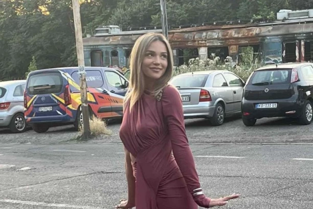 BRESKVICA ZAPALILA DRUŠTVENE MREŽE! Pevačica častila fanove izazovnim fotkama! (FOTO GALERIJA)