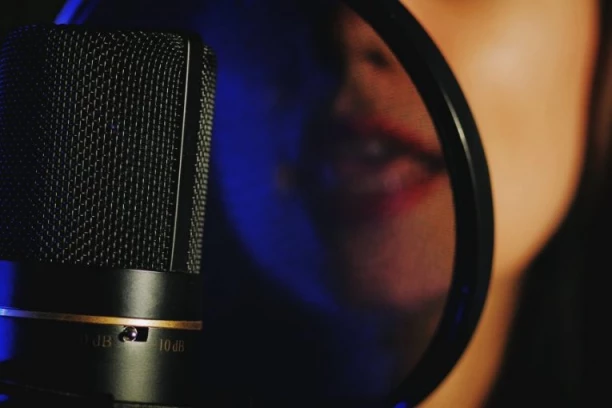 GLAS KOJI SVI ZNAMO, A LICE NE PREPOZNAJEMO: Ona je žena iz automata, šaltera i kol centara (VIDEO)