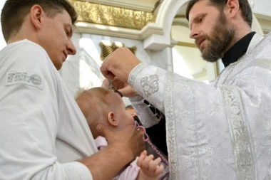 ZAŠTO NAJBOLJEG PRIJATELJA NIKAD NE BI TREBALO UZIMATI ZA KUMA: Sveštenik o grešci koji svi Srbi prave