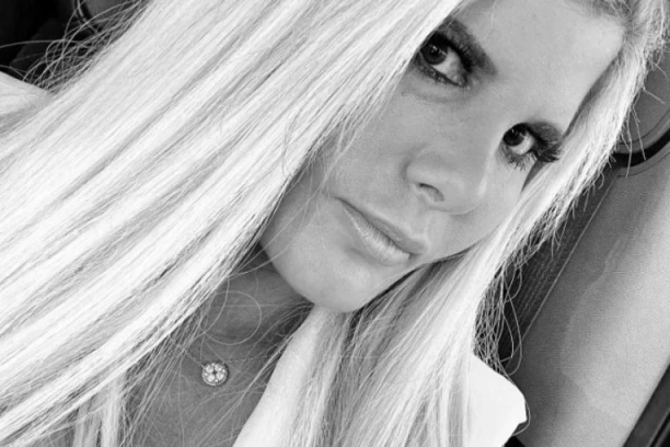 SLAVNA GLUMICA PREMINULA NA LICU MESTA! Vozač je PREGAZIO i pobegao!