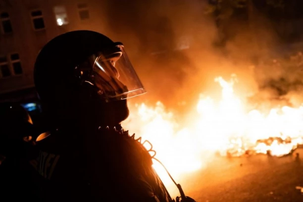 MUŠKARAC NASTRADAO U VATRENOJ STIHIJI! Veliki požar zahvatio šumu!