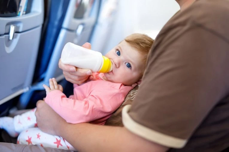 BEBA JE BILA NERVOZNA, PLAKALA JE TOKOM LETA: Na izlazu iz aviona usledio je obrt, putnici ostali bez reči! (VIDEO)