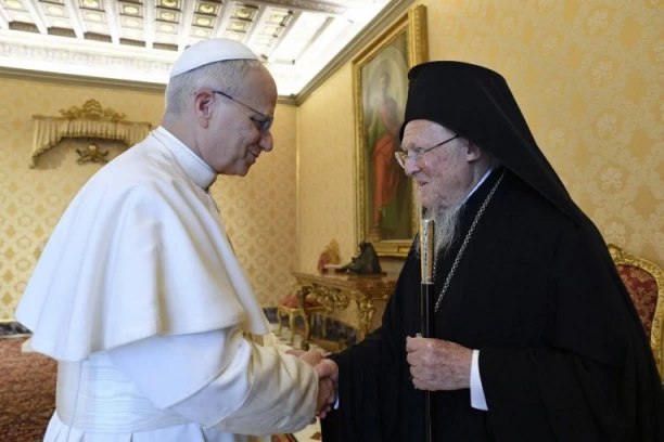 PRAVOSLAVNI VERNICI U STRAHU OD IZDAJE ZBOG NOVIH KORAKA KA UJEDINJENJU SA KATOLICIMA: Patrijarh Vartolomej priprema doček papi Lavu XIV