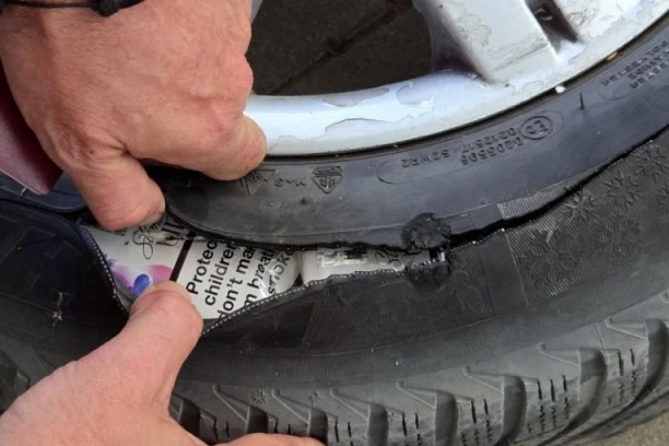 ZADNJE GUME PUNE CIGARETA! Carinici sprečili neobičan pokušaj krijumčarenja! (FOTO)