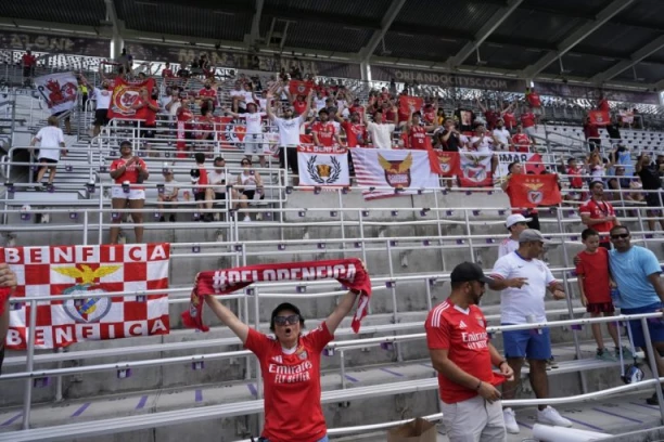 PREKINUTA UTAKMICA SVETSKOG PRVENSTVA ZA KLUBOVE! Navijači brzo potražili zaklon, evo šta se desilo!