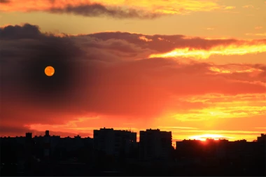 VATRENA KUGLA NA NEBU IZNAD POŽEGE! Ljudi uznemireni, osetili i potres! "Bilo je baš glasno!"