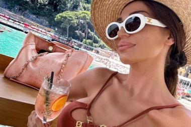 HODAJUĆA BOMBA! Ova brineta je osvojila srce našeg pevača, od njenog izgleda PADAJU VILICE! (FOTO)