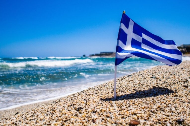 GRČKI KOMUNALCI ODUZIMAJU ASURE I SUNCOBRANE I NE VRAĆAJU! Nema više ostavljanja peškira na plažama - UVODE SE NOVE MERE!