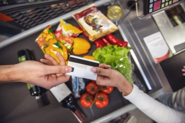 UŠAO U RADNJU PRED ZATVARANJE I ŠOKIRAO SE CENAMA - Sniženja do 75 posto: "NISAM MOGAO DA PRESTANEM DA KUPUJEM"