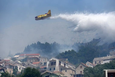 ZAPALIO SE BALKAN! Gori 100 hektara trave i šume, 4 kanadera gase požar! (VIDEO)
