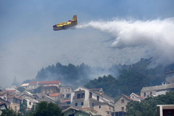 ZAPALIO SE BALKAN! Gori 100 hektara trave i šume, 4 kanadera gase požar!