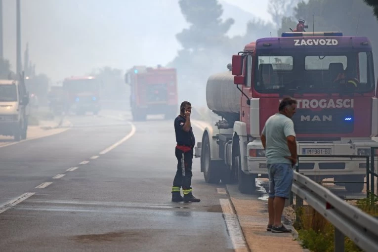 POTPUNI HAOS! Nisu požari samo u Grčkoj i Marseju, i u ove dve zemlje na STOTINE vatrogasaca u borbi sa vatrom (VIDEO)