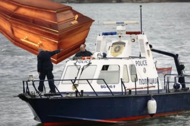 MRTVAČKI SANDUK PLOVI SAVOM! Beograđani panično zvali policiju, a onda je otkriveno šta je pozadina bizarnog događaja (VIDEO)