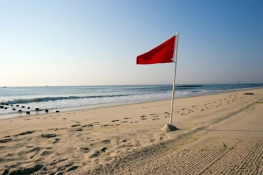 MESTO JE KRCATO SRBIMA! Hitno upozorenje na "PLAŽI SMRTI" u Grčkoj, podignuta crvena zastava! Devojka se umalo udavila zbog OVE POJAVE