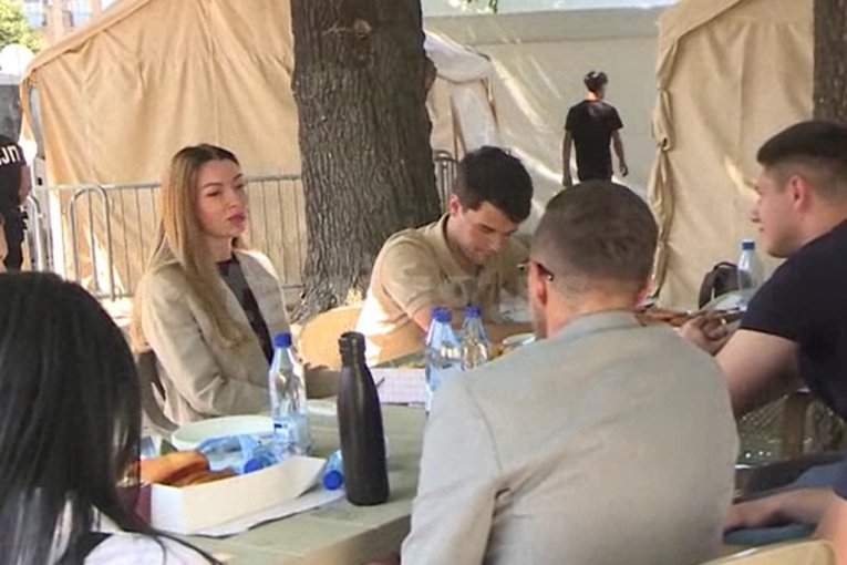 "ONI ZNAJU DA JE ZNANJE MOĆ"! Ministarka Mesarović posetila studente u Pionirskom parku: "SAMO ŽELE DOBRO SVOJOJ ZEMLJI..."! (VIDEO/FOTO)