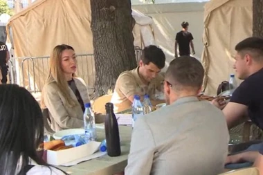 "ONI ZNAJU DA JE ZNANJE MOĆ"! Ministarka Mesarović posetila studente u Pionirskom parku: "SAMO ŽELE DOBRO SVOJOJ ZEMLJI..."! (VIDEO/FOTO)