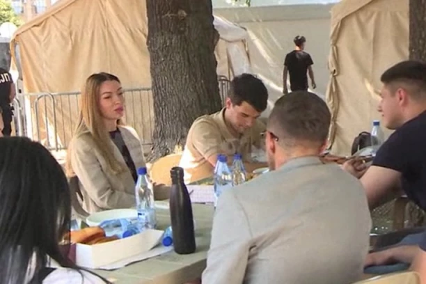 "ONI ZNAJU DA JE ZNANJE MOĆ"! Ministarka Mesarović posetila studente u Pionirskom parku: "SAMO ŽELE DOBRO SVOJOJ ZEMLJI..."! (VIDEO/FOTO)