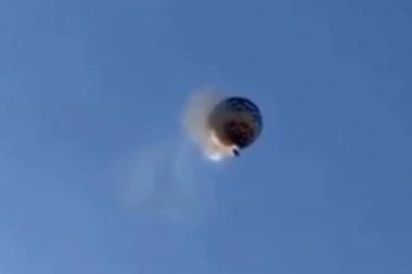 UŽASNI SNIMCI TRAGEDIJE U IZLETIŠTU! Jezivi krici iz balona sa turistima koji se zapalio na nebu (VIDEO)