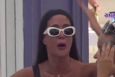 ANĐELA DOŽIVELA NERVNI SLOM U EMISIJI: Ena udarila na njenu PORODIČNU TRAGEDIJU - Đuričićeva se RASPALA NA KOMADE!