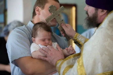 OVO NIKAKO NE RADITE PRE NEGO ŠTO KRSTITE DETE: Sveštenik upozorava - može biti opasno po bebu
