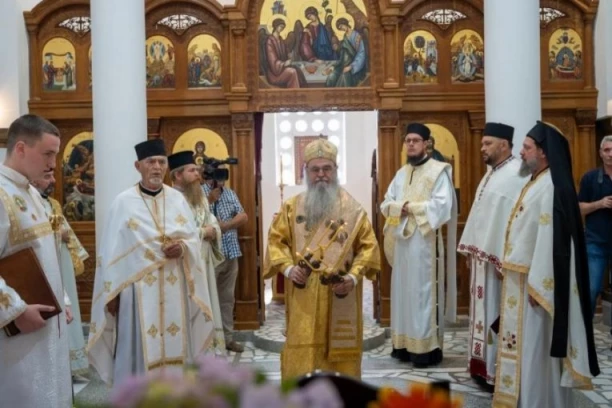 DUHOVNO BUĐENJE U SRCU SRBIJE: Vladika David osveštao temelje zdanja koje će okupljati buduće naraštaje
