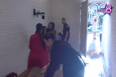 ENA HTELA DA ZAUZME GASTOZOV KREVET, ANĐELA DOŽIVELA FRAS! Letele PRNJE na IMANJU! (VIDEO)