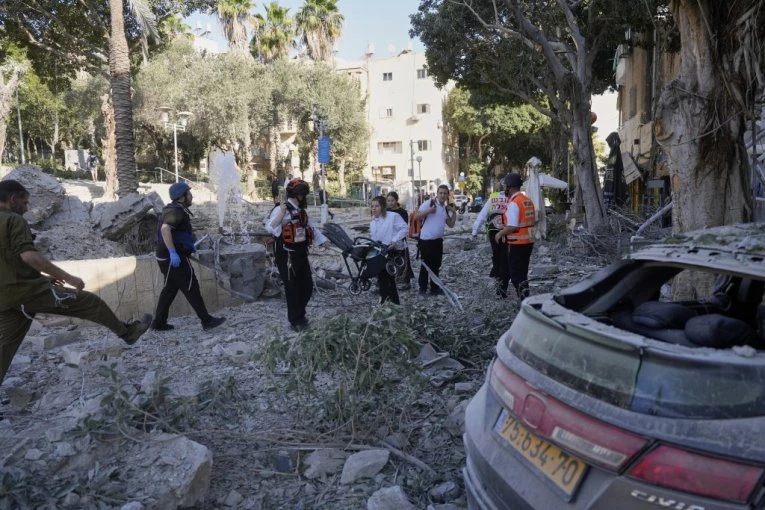 NAPADNUT TEL AVIV! Gore automobili u centru grada, građani u panici trče da se spasu! (VIDEO)