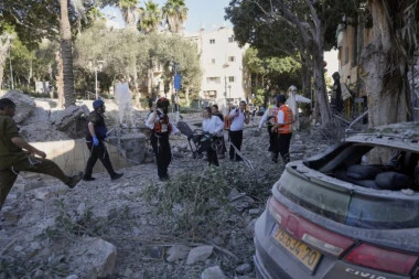 NAPADNUT TEL AVIV! Gore automobili u centru grada, građani u panici trče da se spasu! (VIDEO)