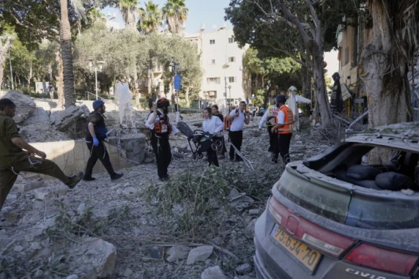 NAPADNUT TEL AVIV! Gore automobili u centru grada, građani u panici trče da se spasu! (VIDEO)
