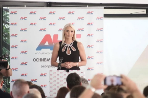 SRAMAN NAPAD NA EKIPU INFORMERA! Oglasila se ANS: Nasilje nad novinarima mora stati