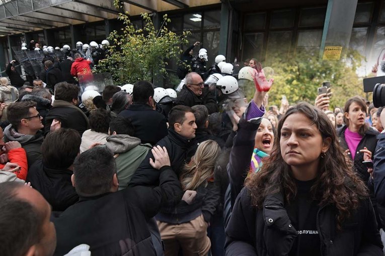 BLOKADERKA POSTALA ZVEZDA U LIJEPOJ NJIHOVOJ! Mila Pajić pod zaštitom Hrvata! OPTUŽENA ZA TERORIZAM, A POČASNI GOST U ZAGREBU!