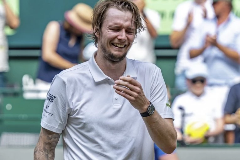 HTEO DA SE PENZIONIŠE, A SADA ČISTI VELIKANE! Konačno je došlo njegovo vreme - EMOTIVNI BUBLIK OTVORIO DUŠU POSLE VELIKOG TRIJUMFA!