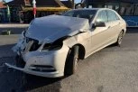 UŽAS KOD LESKOVCA! Automobil naleteo na mladence, a pre toga udario popa!