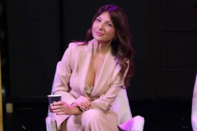 ŠOK-PODATAK O SANJI MARINKOVIĆ KOJI JAVNOST NIJE ZNALA: Čime se ZAISTA bavila pre nego što je postala voditeljka - majka je UVUKLA u sve!