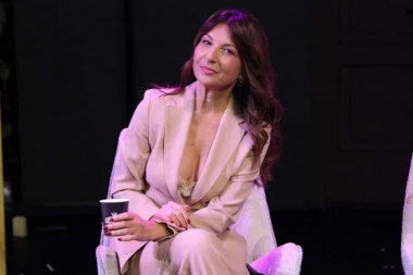 SANJA MARINKOVIĆ PONELA FARMERKE KOJE SU GLAVNI MODNI HIT OVOG LETA: Gazi 6. deceniju, a idealnu liniju održava OVAKO! (FOTO)