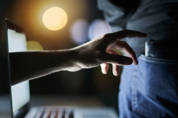 PAZITE I NE NASEDAJTE! Počele su sezonske rasprodaje u Srbiji, ali sa sobom nose i VELIKE PREVARE - ovako možete ostati i bez proizvoda, ali i bez novca na računu!