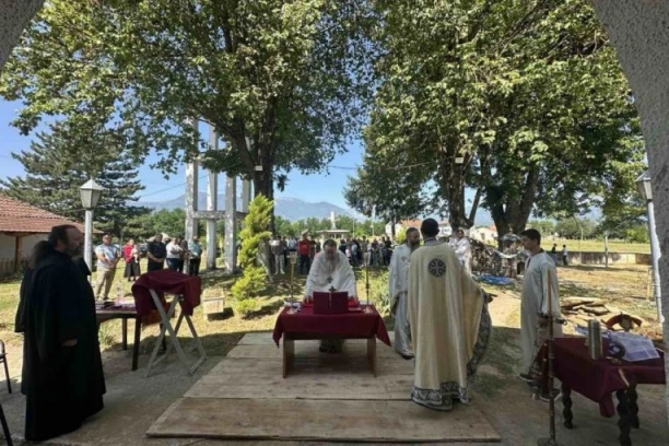 NA KOSOVU LITURGIJA POD ZABRANOM, NAROD POD NOVIM PRITISKOM: Iako pod pretnjama, vernici u Goraždevcu molili se i pričešćivali pod otvorenim nebom