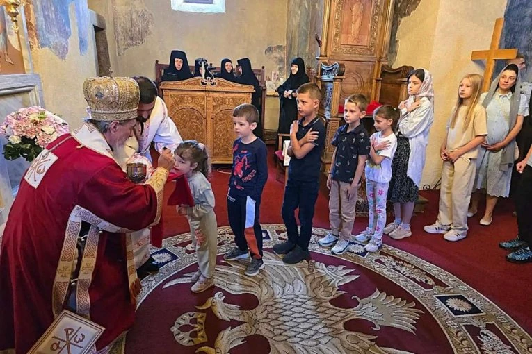 NAJDIRLJIVIJA SLIKA NEDELJNE LITURGIJE STIŽE IZ MILEŠEVE: Redovi dece pred svetim putirom izazvali snažne emocije među sabranima