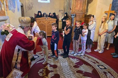 NAJDIRLJIVIJA SLIKA NEDELJNE LITURGIJE STIŽE IZ MILEŠEVE: Redovi dece pred svetim putirom izazvali snažne emocije među sabranima