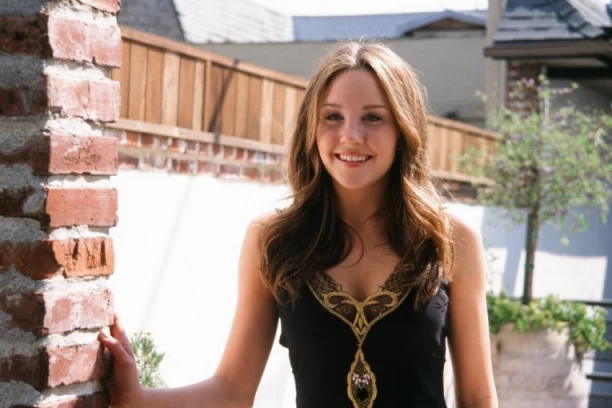 UNAKAŽENO LICE MILJENICE CELOG SVETA: Bila je najveća tinejdž zvezda, pa PROPALA - otvorila Onlyfans i ponovo ŠOKIRALA fanove! (VIDEO)