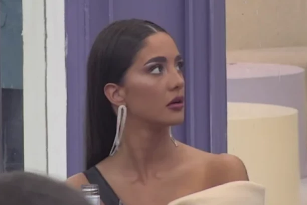 ANĐELA UHVAĆENA U ŽESTOKOJ LAŽI! Procureo INTIMAN snimak Đuričićeve koji dokazuje da nema donji veš! (VIDEO)